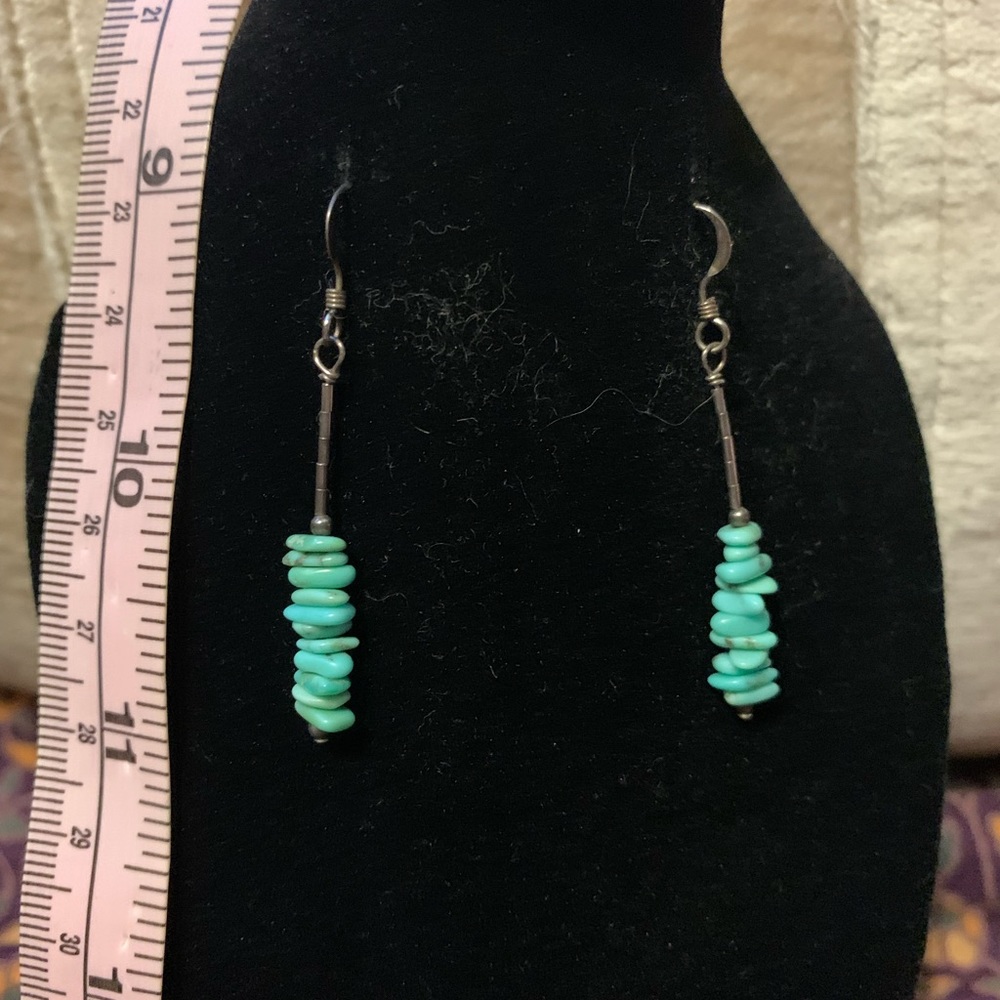 Turquoise chip dangle earrings - Picture 2 of 2